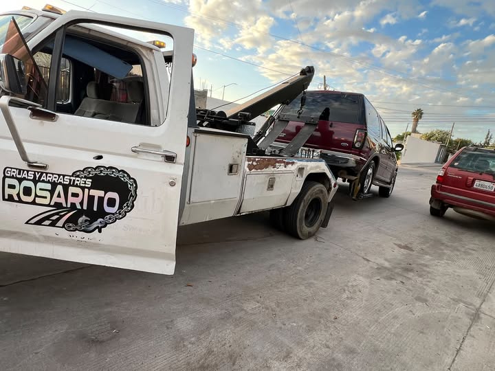 Grúa de Grúas y Arrastres Rosarito remolcando una camioneta en Rosarito