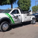 Grúa blanca de Grúas y Arrastres Rosarito lista para dar servicio